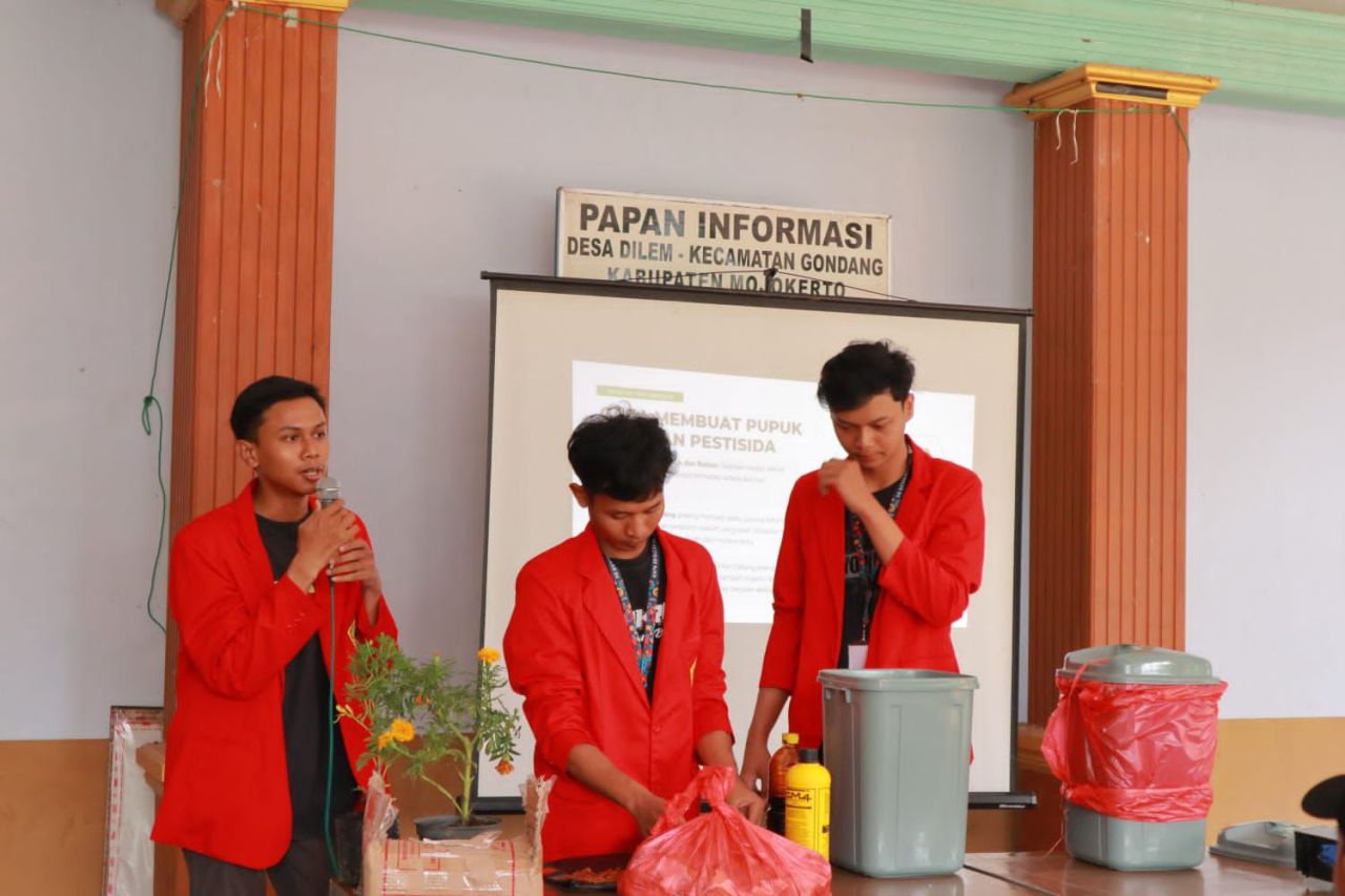 Rindang Raharjo bersama dua temannya