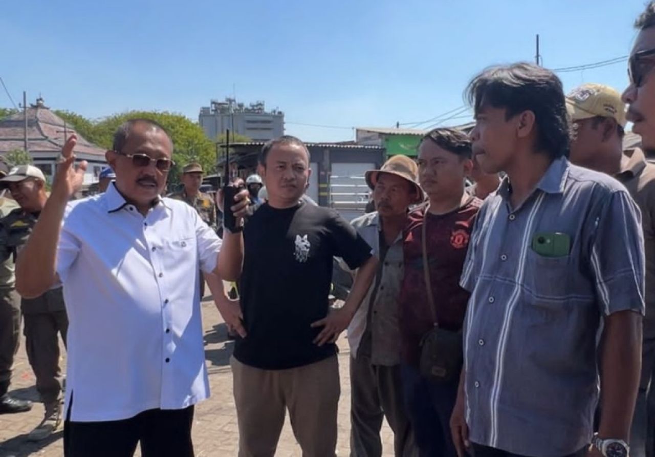 Kedepankan Dialog Penertiban PKL Pasar Loak, Wawali Armuji Tuai Pujian Warganet