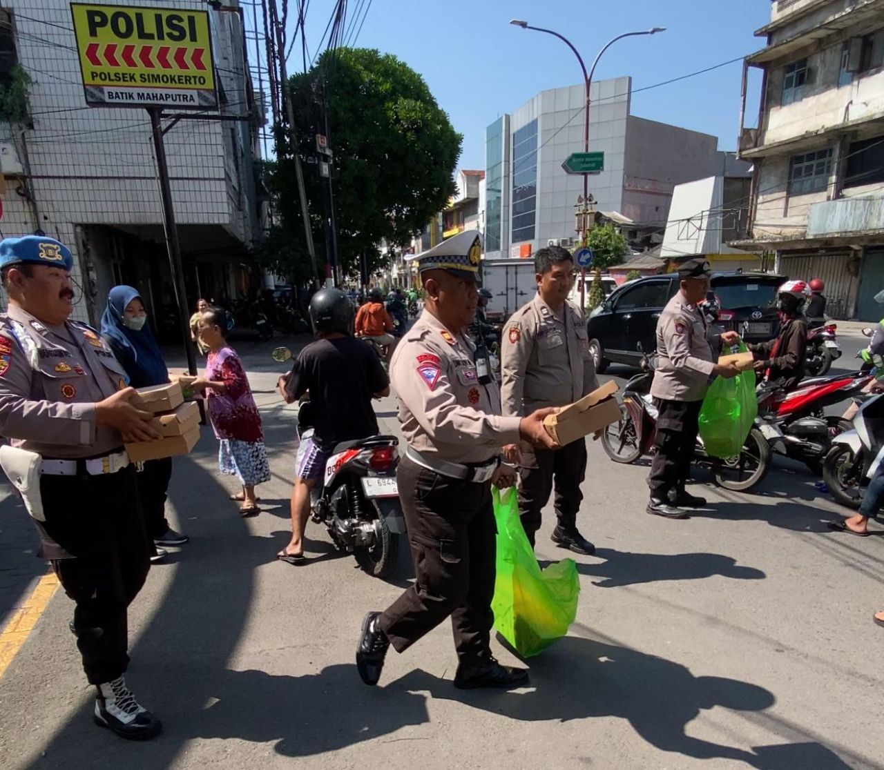 Jumat berkah: Polsek Simokerto bagikan ratusan nasib bungkus