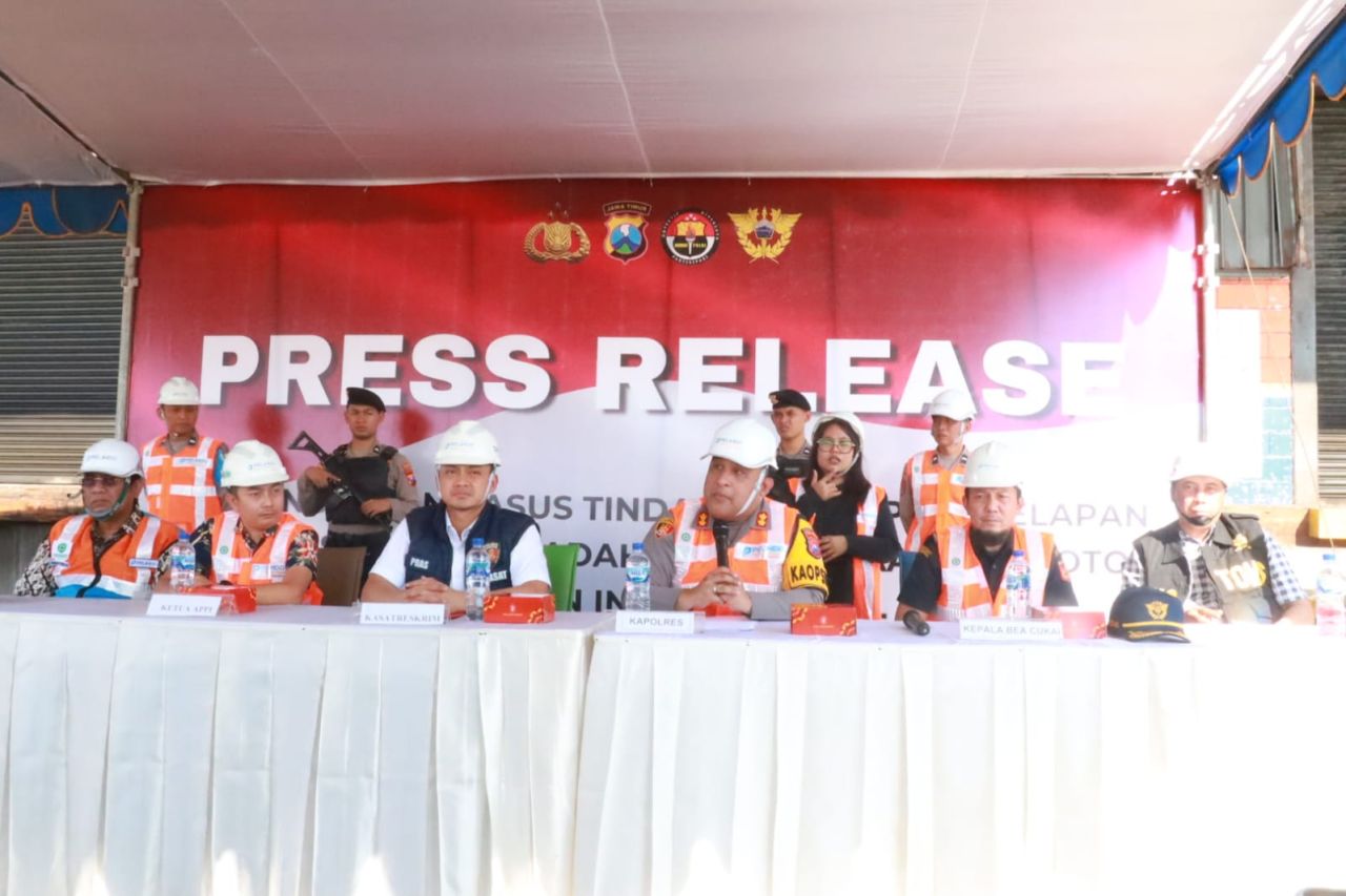 Polres Pelabuhan Tanjung Perak Bongkar Kasus Penggelapan dan Penadahan Jaringan Internasional 