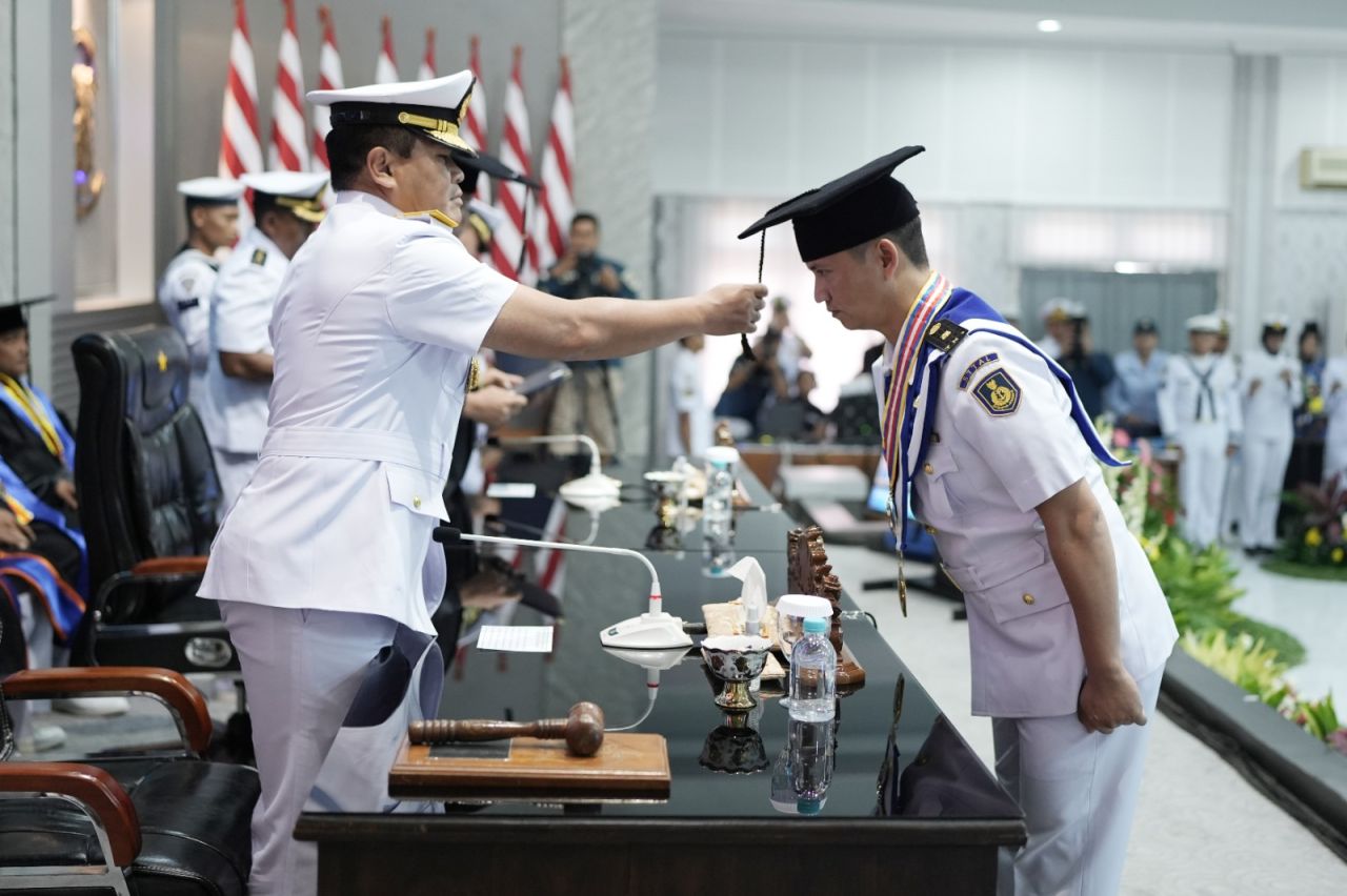 Laksda TNI Sisyani Jaffar Hadiri Tupdik dan Wisuda 122 Sarjana STTAL