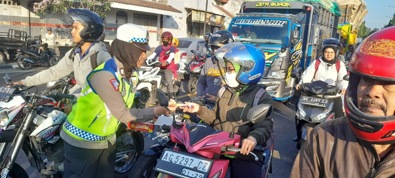 Unik Polisi Kasih Coklat Pengendara Tertib Lalu Lintas 