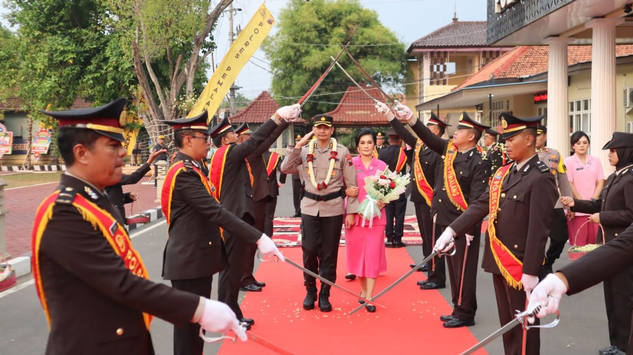 Tradisi Pedang Pora Sambut Kapolres Pemalang yang Baru AKBP Eko Sunaryo 