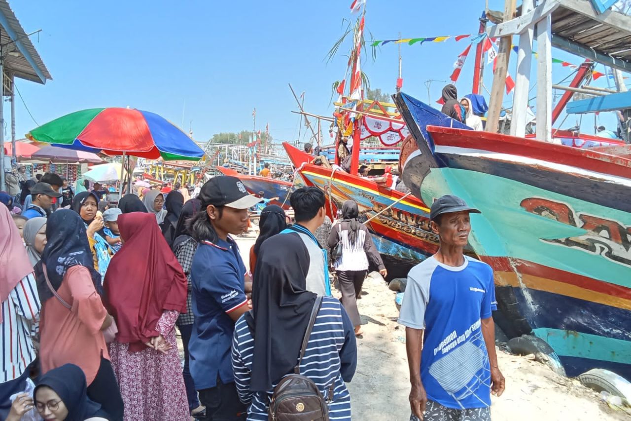 Tradisi sedekah laut Tanjung Sari Pemalang