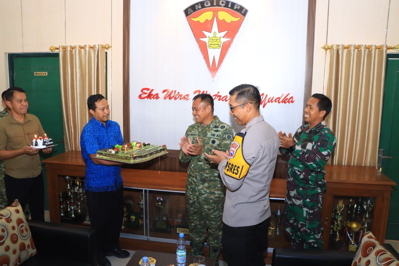 Polres Ngawi Beri Tumpeng dan Kue Ulang Tahun ke Yon Armed 12 Kostrad