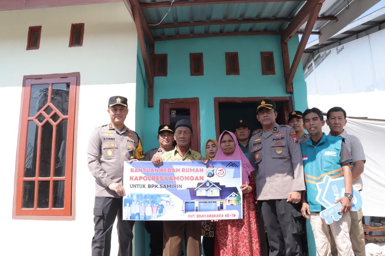 Polres Lamongan bersama pemilik rumah