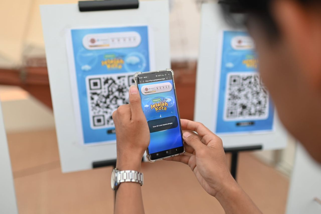 Seorang pengunjung melakukan registrasi untuk mengikuti games dan lomba