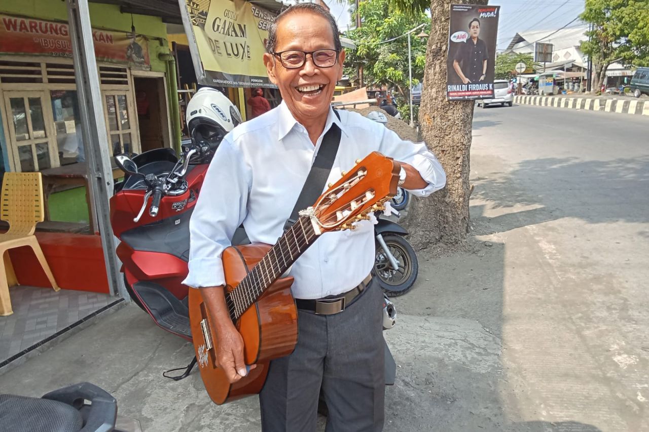 Kakek Yuyun Pengamen Fenomenal Dari Pemalang yang Selalu Berpenampilan Necis Dan Keren 
