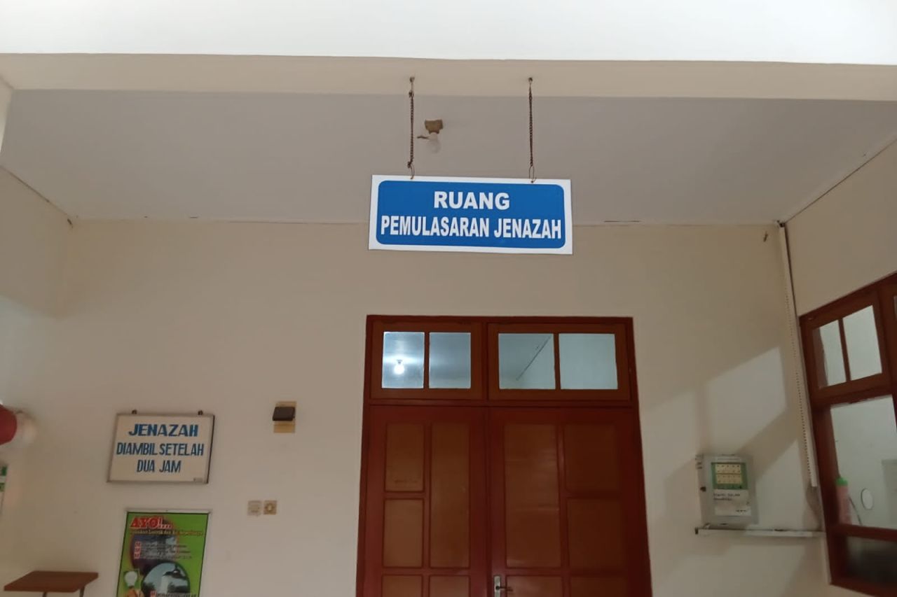 Foto gedung RSUD dan Ruang jenazah serta Buku khusus titipan jenazah ( Foto : Ragil)