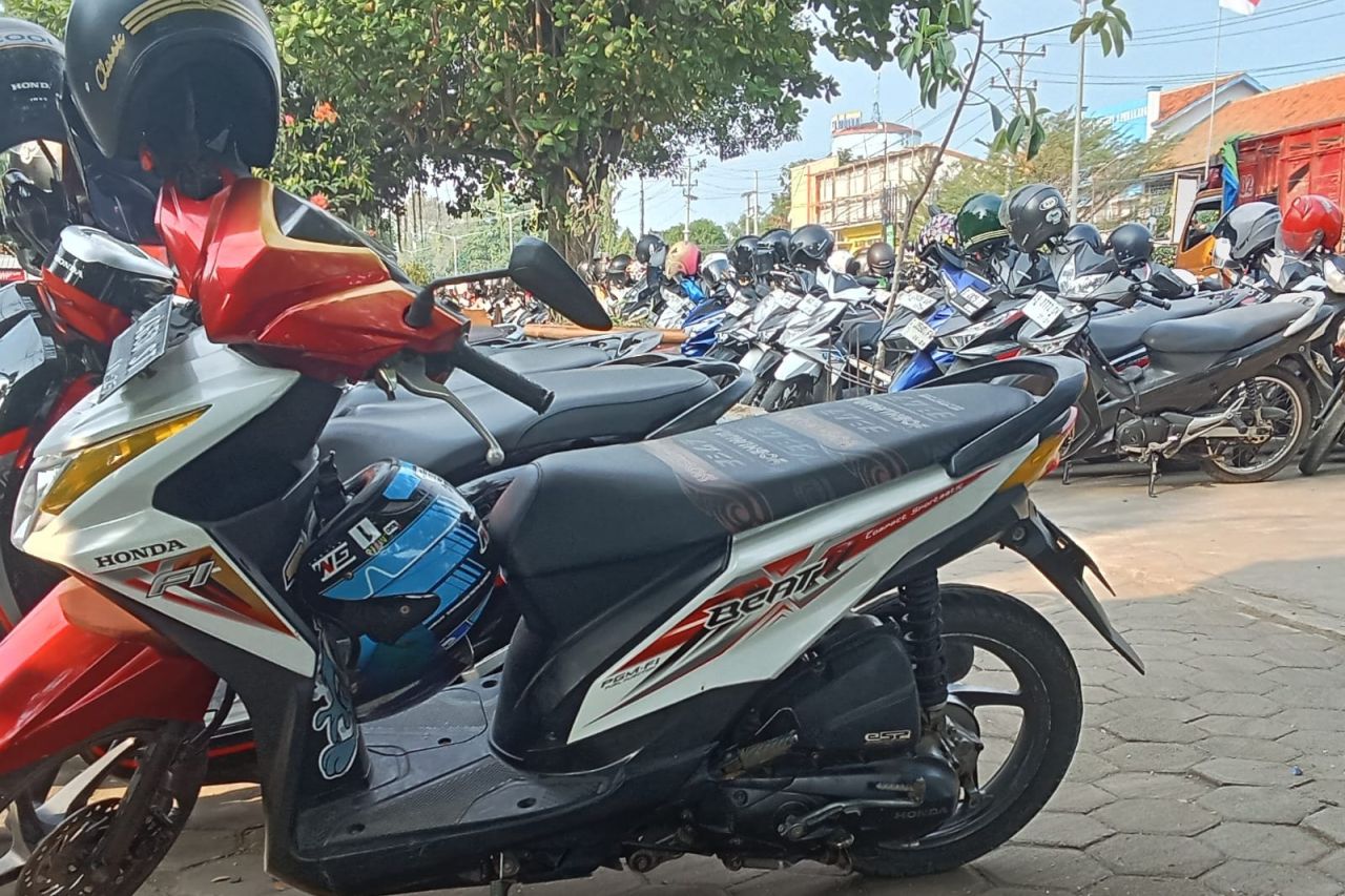 Parkir motor di Taman Patih Sampun Pemalang