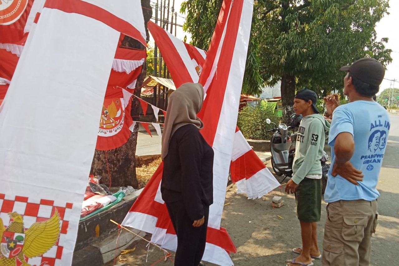 Pedagang bendera (foto: Ragil)