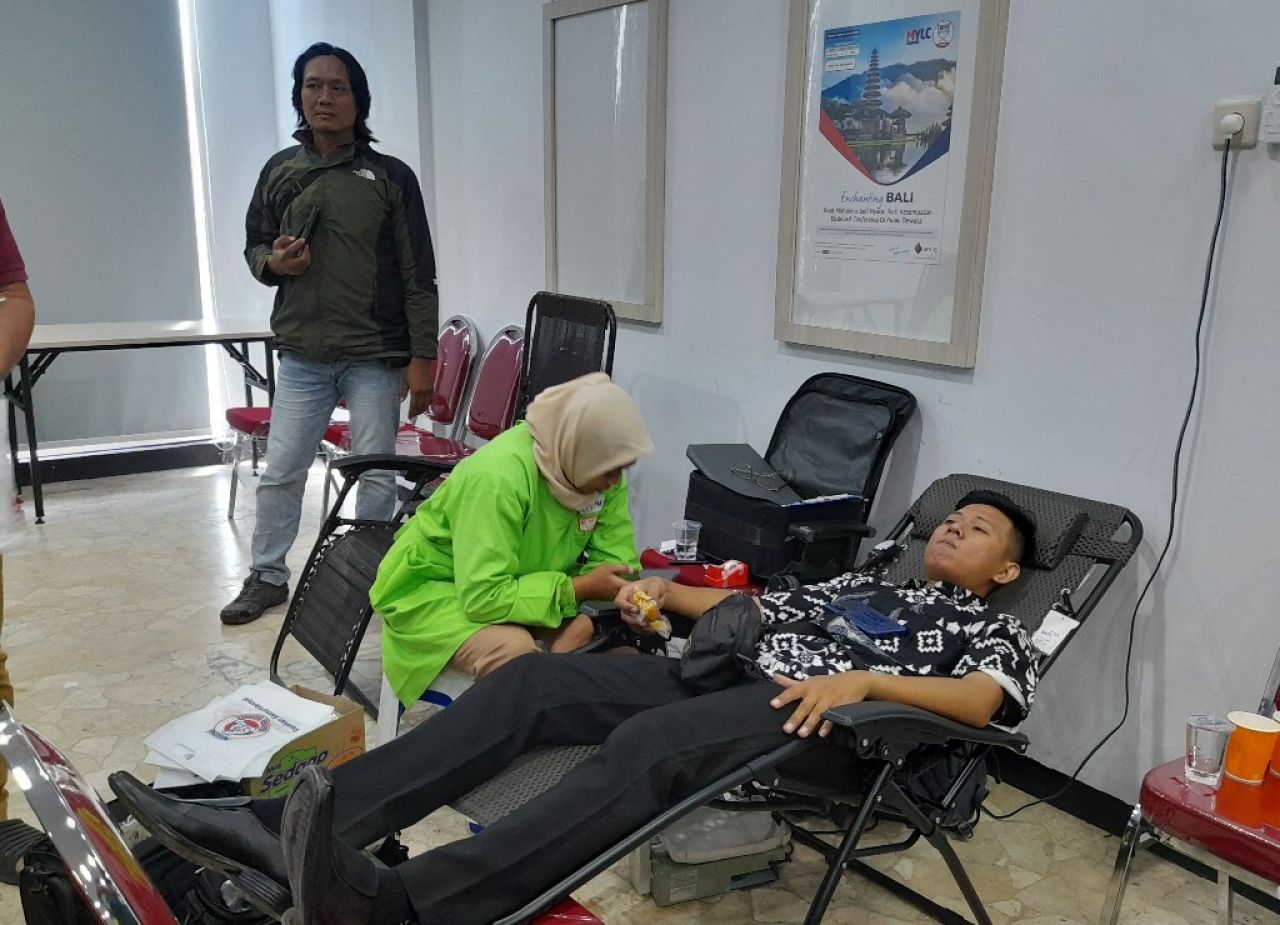 Anniversary Pertama, AKM Optimis Yess Agency Gelar Donor Darah, Bagikan 100 Paket Sembako