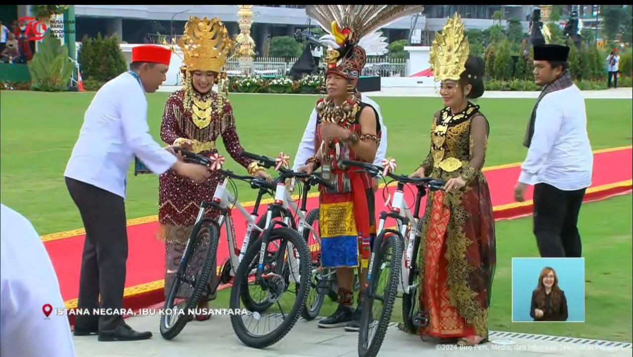 HUT Kemerdekaan RI ke-79, Istri Ketua DPD RI, Enny LaNyalla Dapat Hadiah dari Presiden Jokowi