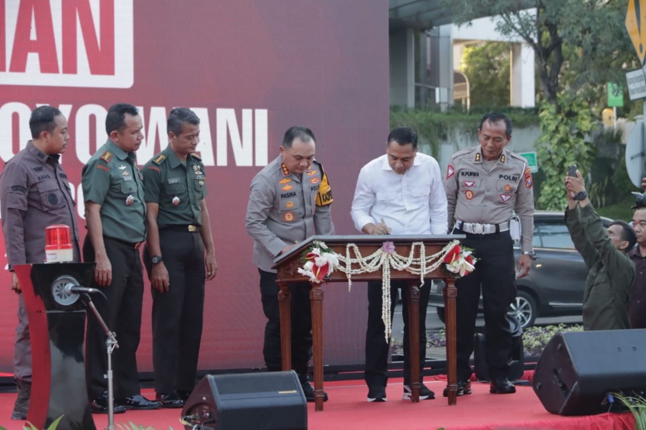 Kapolrestabes Surabaya dan Walikota Eri Resmikan Monumen Knalpot di Jalan Ahmad Yani