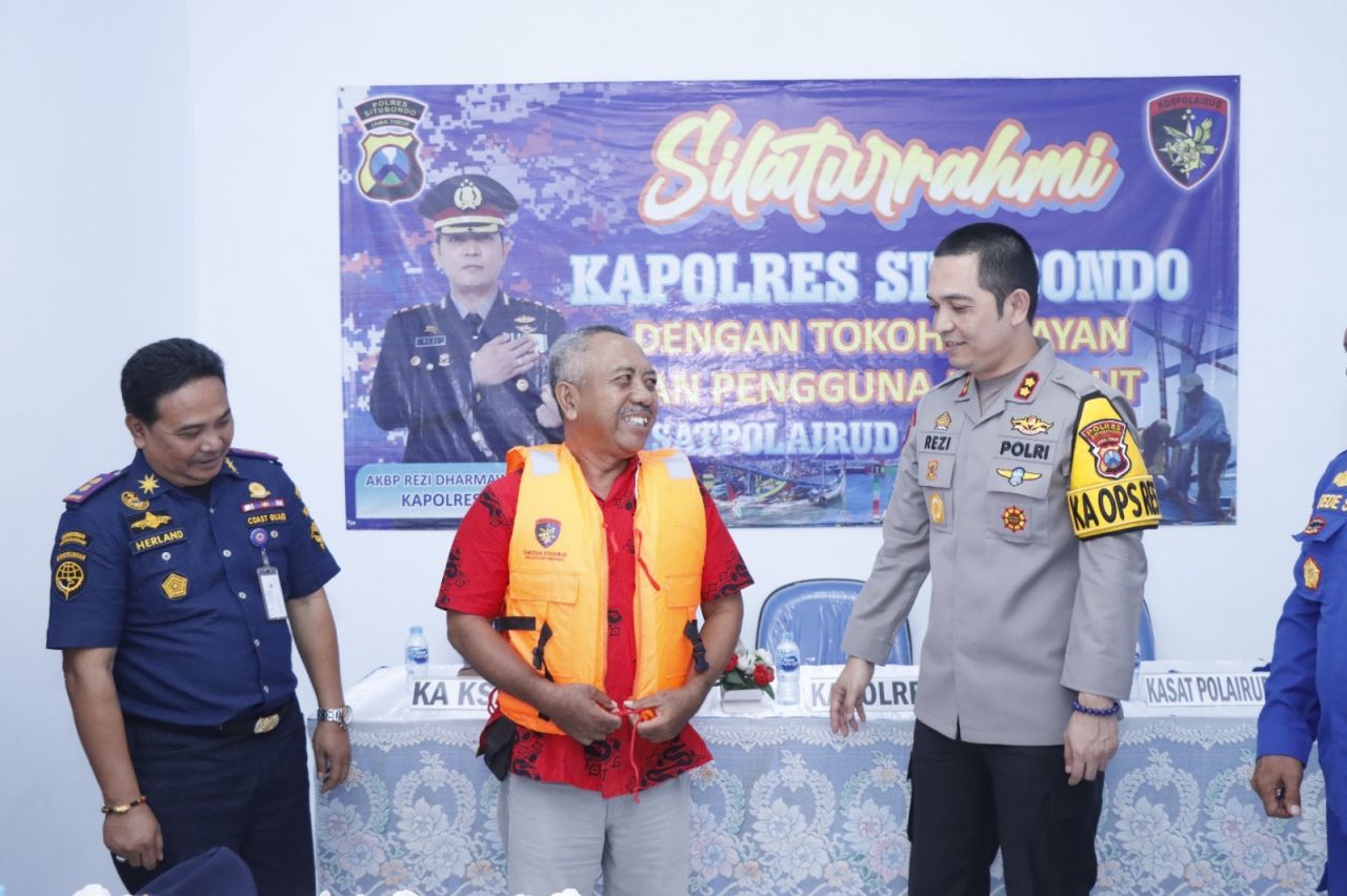 Bantuan Life Jacket untuk Keselamatan Nelayan Saat Melaut