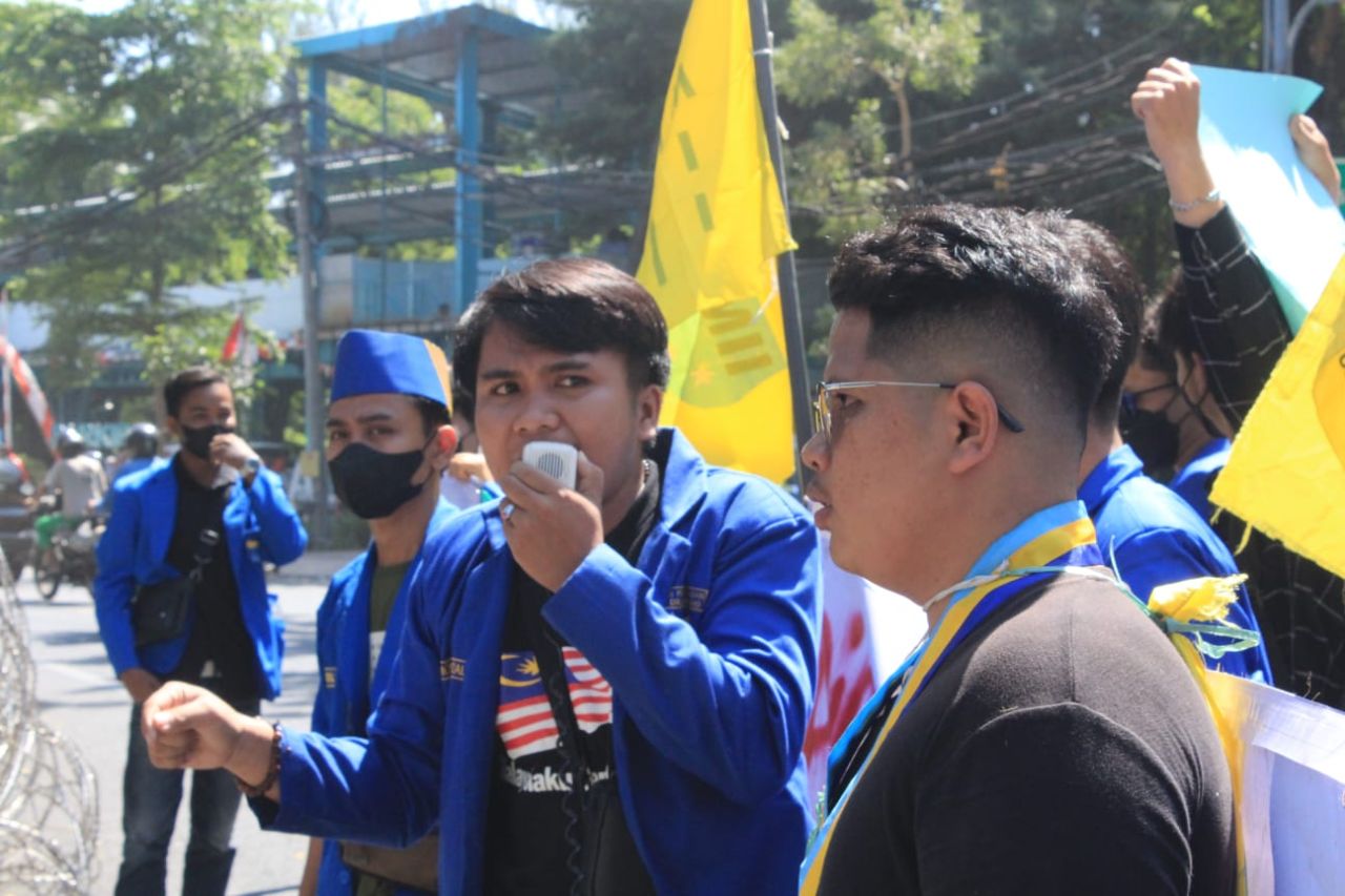 Moh Rizal ketua PMII Perjuangan Unitomo, saat demonstrasi di depan Dispendik Jatim