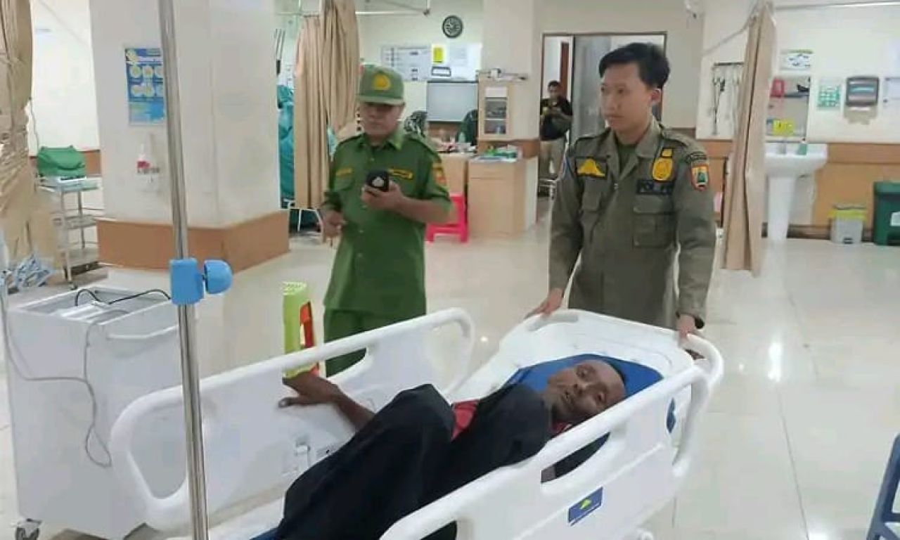 Evakuasi pria yang diduga terlantar di bantaran rel kereta api