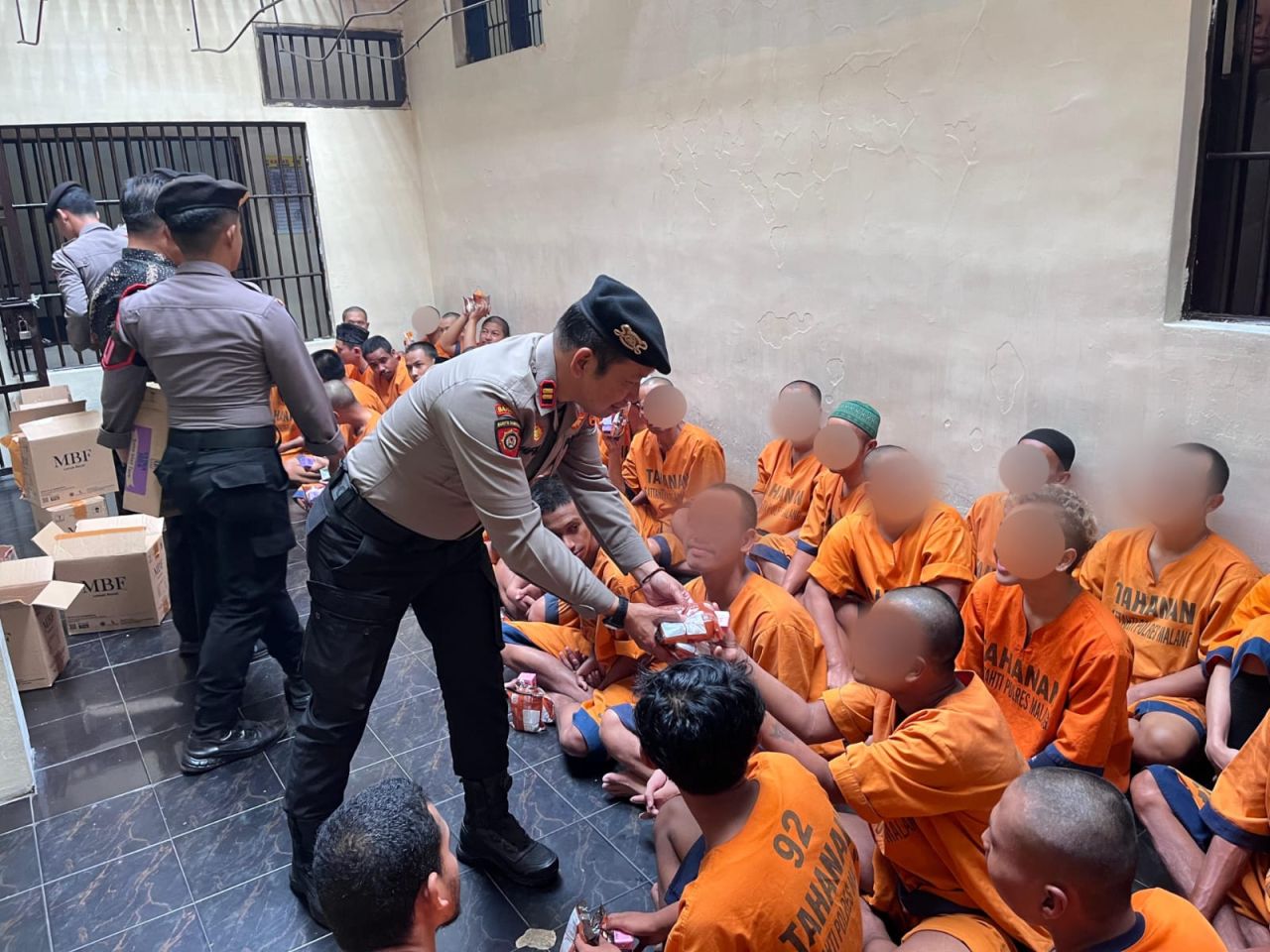 Peduli Tahanan, Polres Malang Beri Tambahan Makanan di Rutan Mapolres
