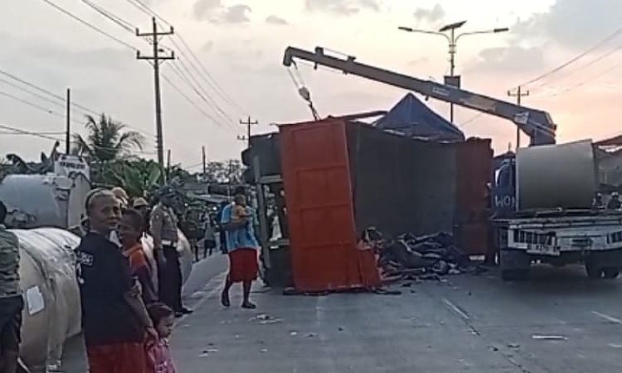 Truk gandeng terguling di Jalan Raya Petarukan