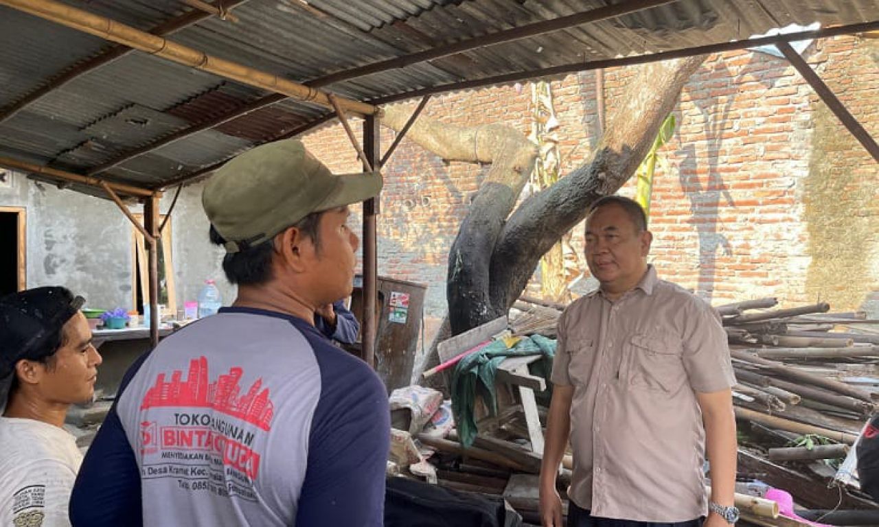 Ketua IKMAL saat berkunjung ke rumah Cipto