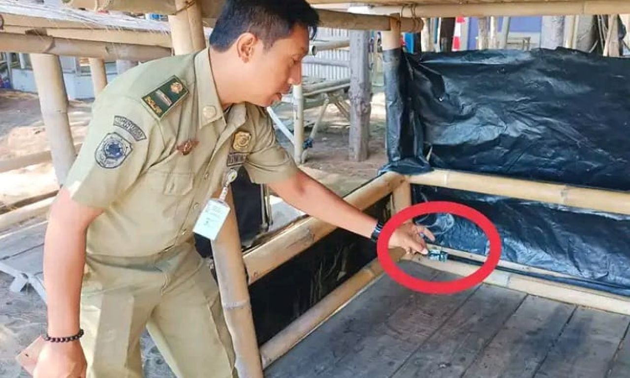 Satpol PP saat sidak Warung bersekat di Pantai Nyamplung Sari