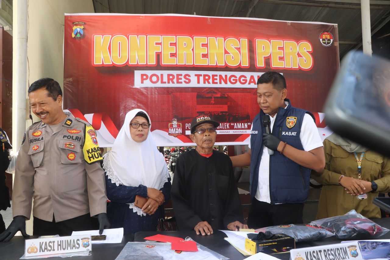 Kakek Korban Curas Terima Bantuan dari Polisi