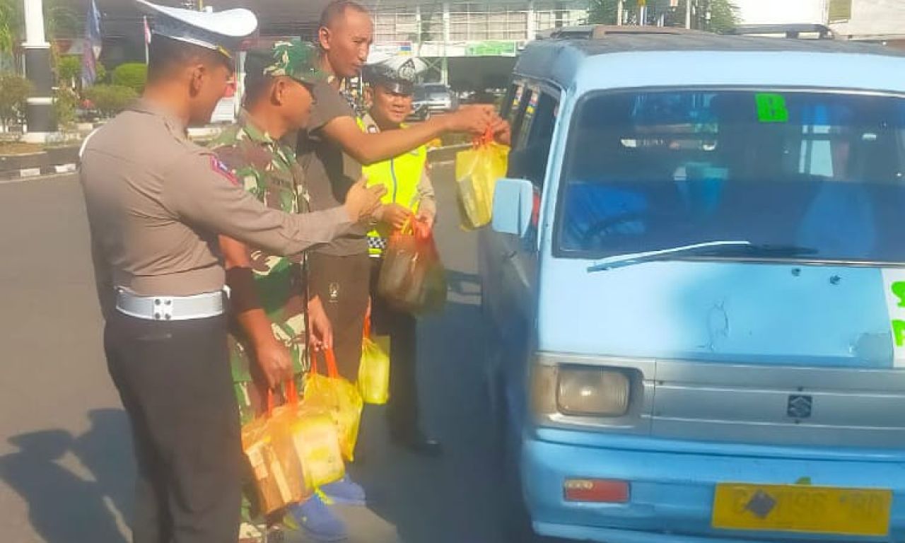 Sinergitas TNI - Polri Dalam Giat Jum'at Berkah di Pemalang 