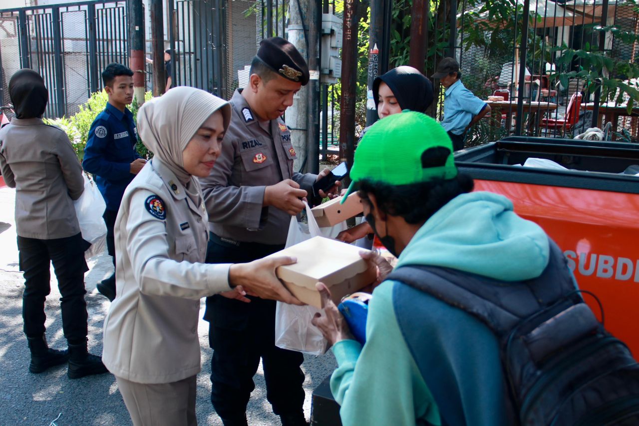 Bidhumas Polda Jatim Berbagi Ratusan Nasi Kotak Gratis