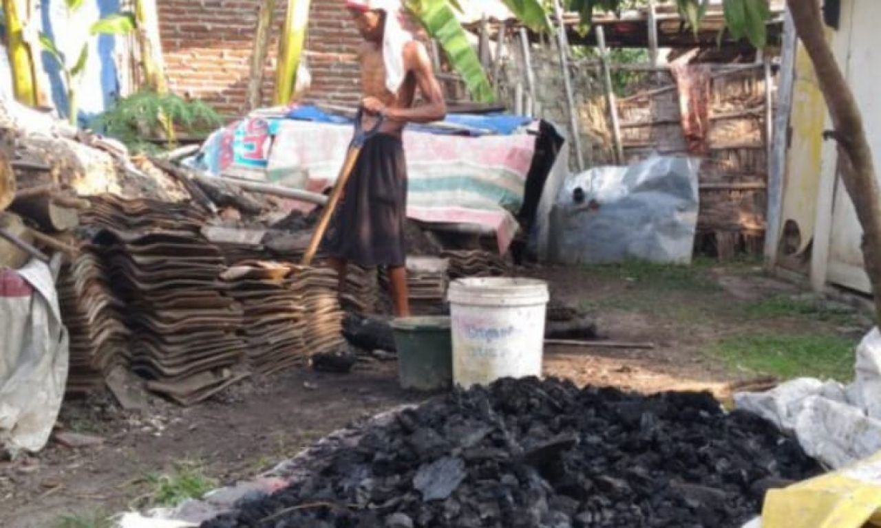 Demi Isi Perut, Seorang Pembuat Arang Kayu Di Pemalang Rela Berpanas-panasan