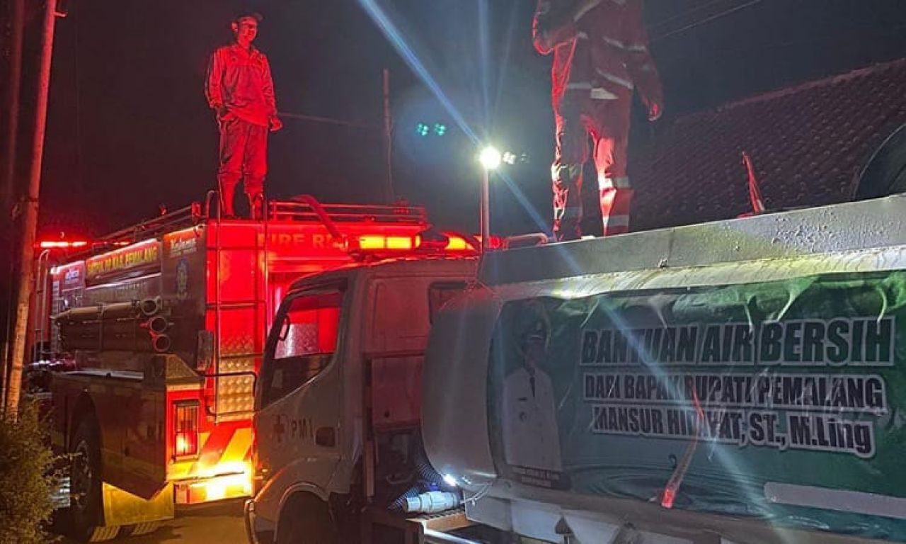 Sijago Merah Melalap Sebuah Rumah Pada Malam Hari di Pemalang 