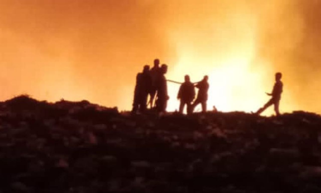 Petugas Kebakaran saat memadamkan TPA Pesalakan Pemalang