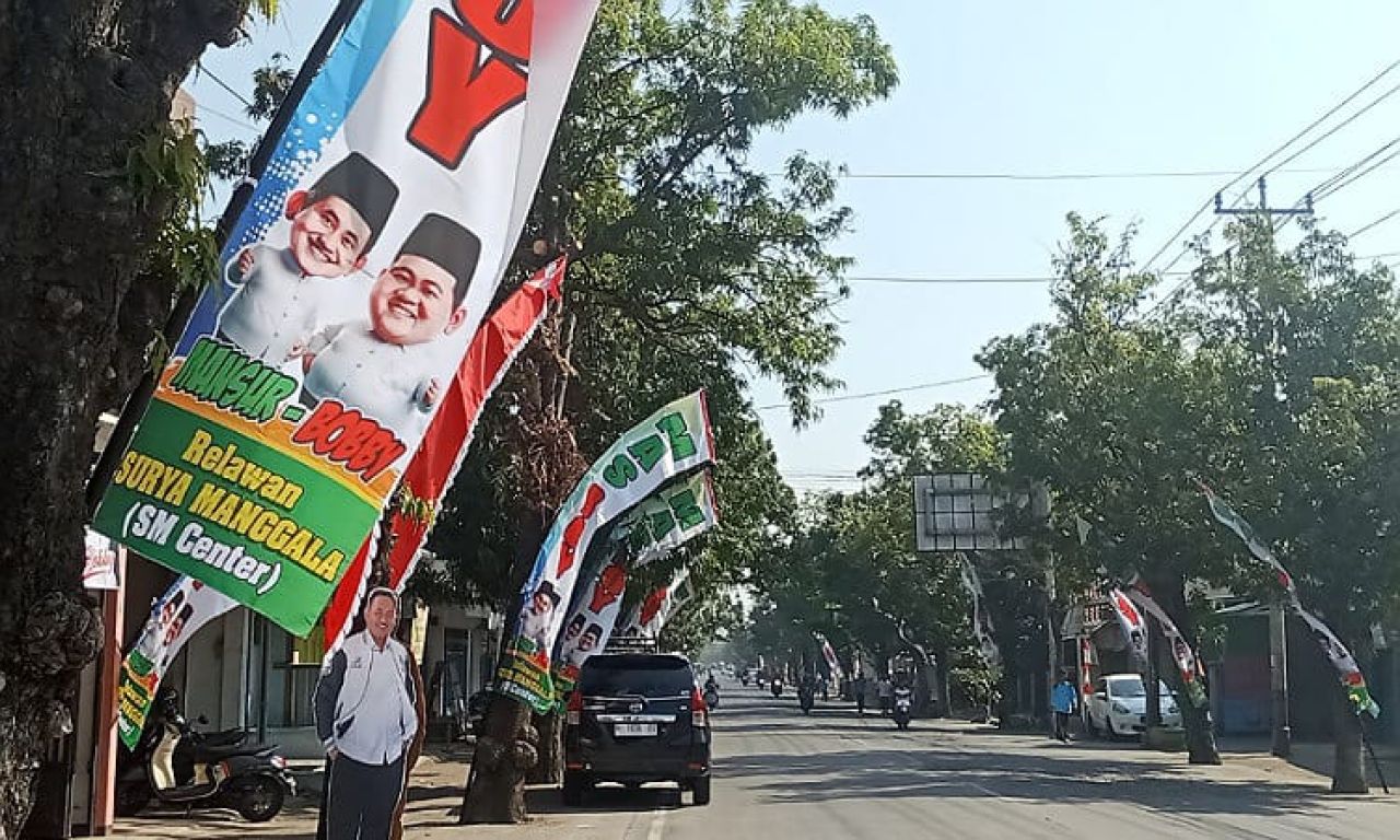 Umbul-umbul Paslon Bupati Penuhi Jalan Protokol di Pemalang