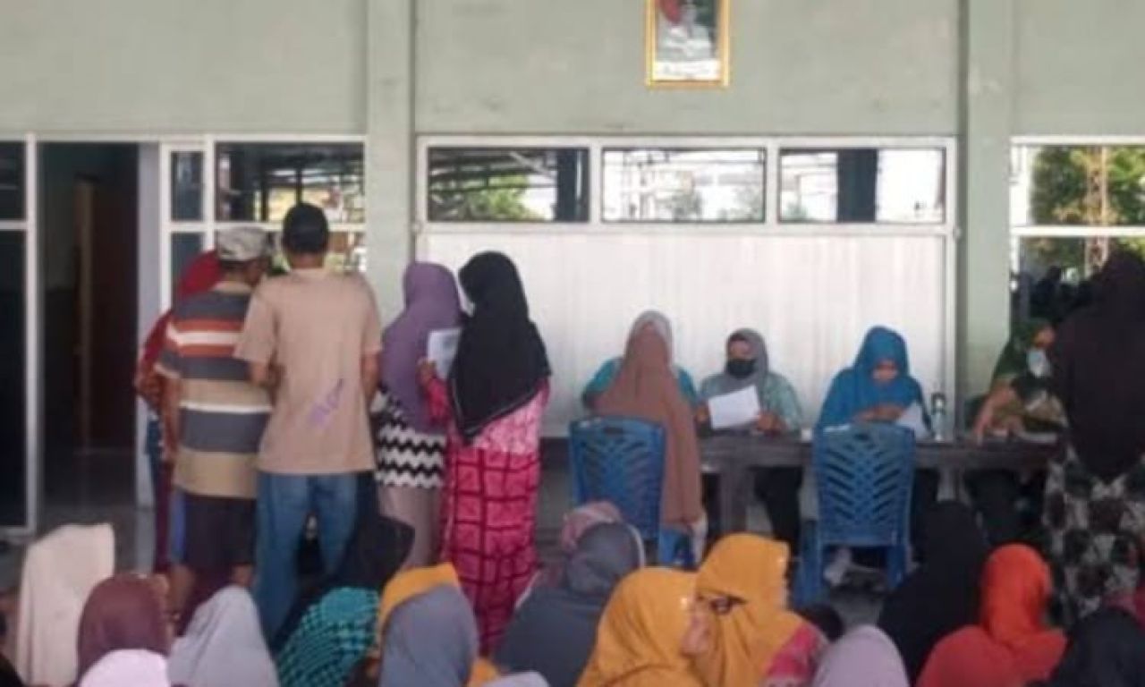 Suasana pembagian bantuan beras di kantor kelurahan Bojongbata ( Foto : Ragil)
