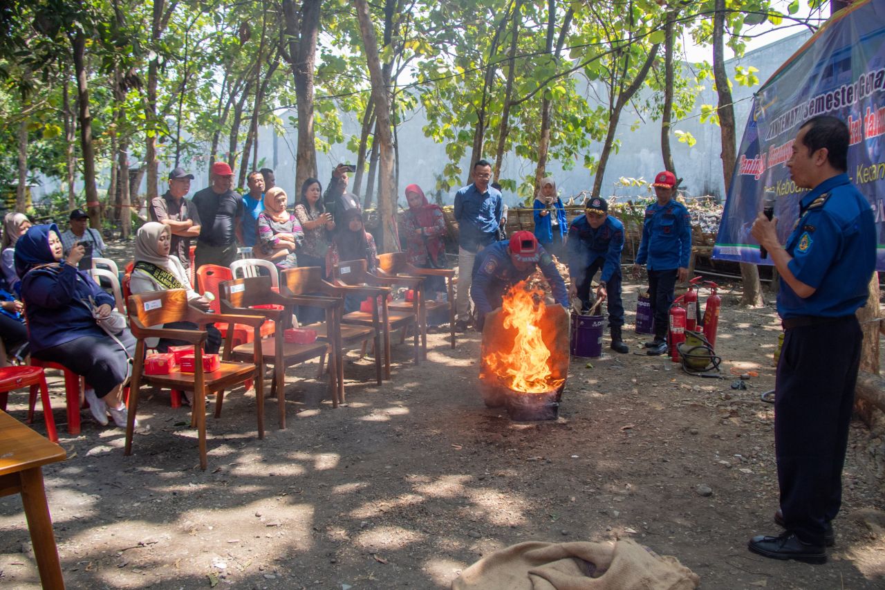 Mahasiswa KKN Unitomo Gelar Simulasi dan Penyuluhan Kebakaran di Desa Keboansikep