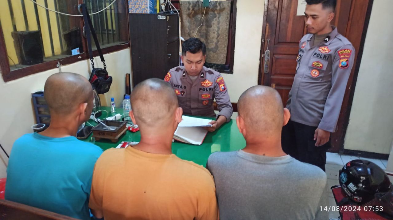 Polres Situbondo saat melakukan pemeriksaan