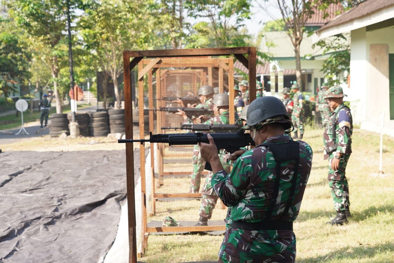 Korem Bhaskara Jaya Gelar Latihan Menembak Senjata Ringan Periodik