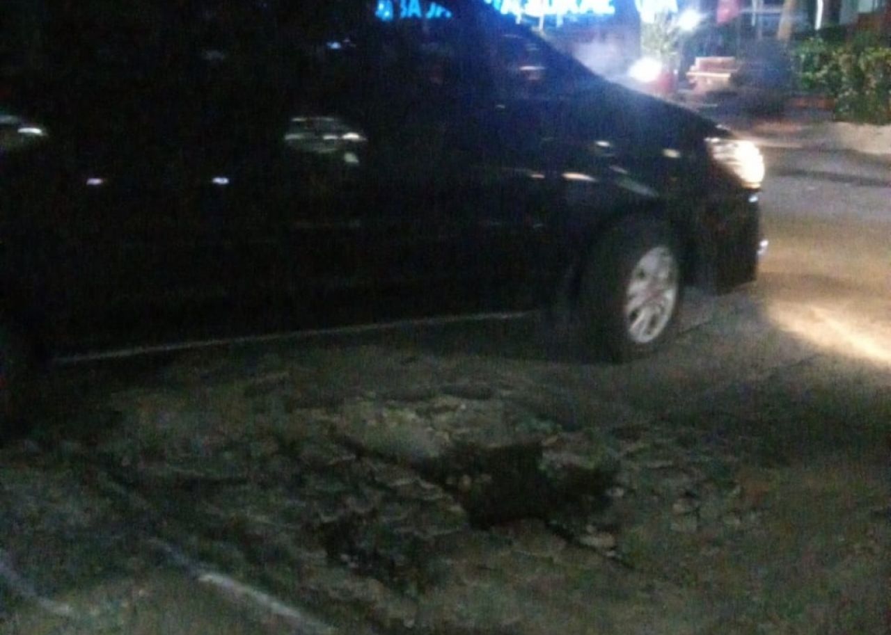 Akses jalan berlubang dikeluhkan warga di Stasiun Gubeng