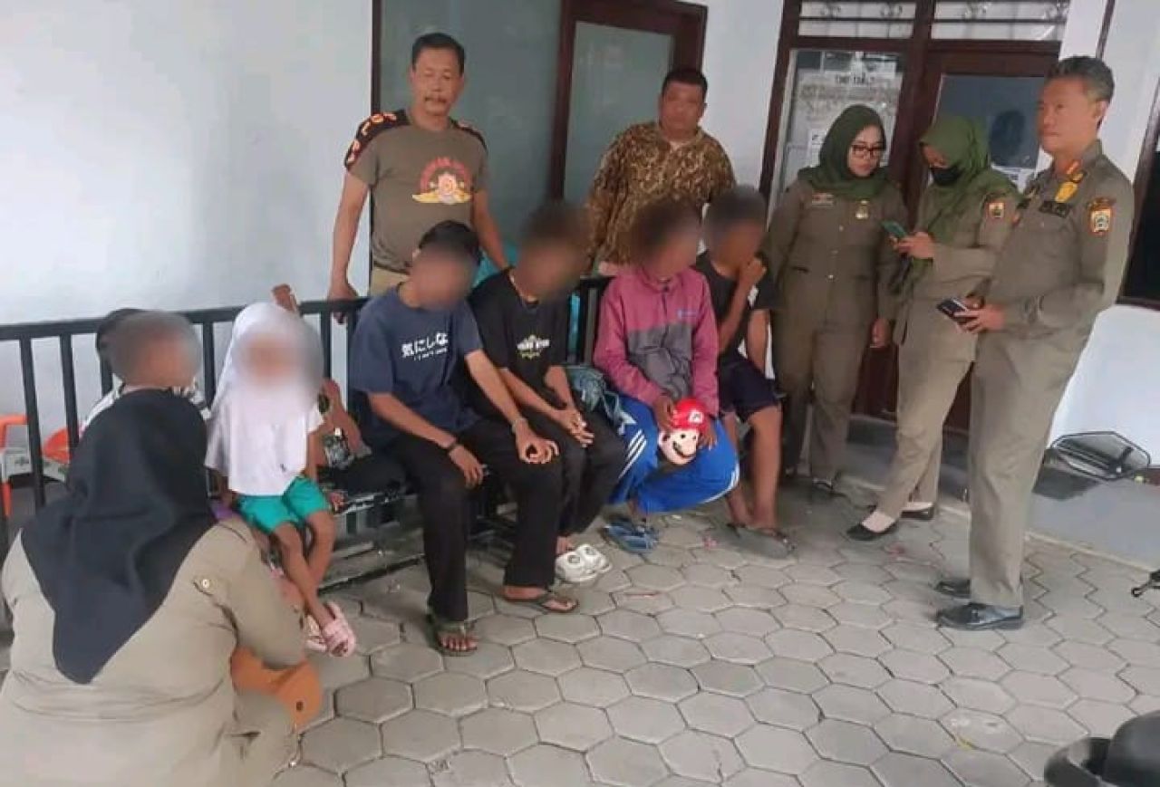Masih Dalam Suasana Hari Kemerdekaan, Satu Keluarga Di Pemalang Ditemukan Mengamen di Jalanan
