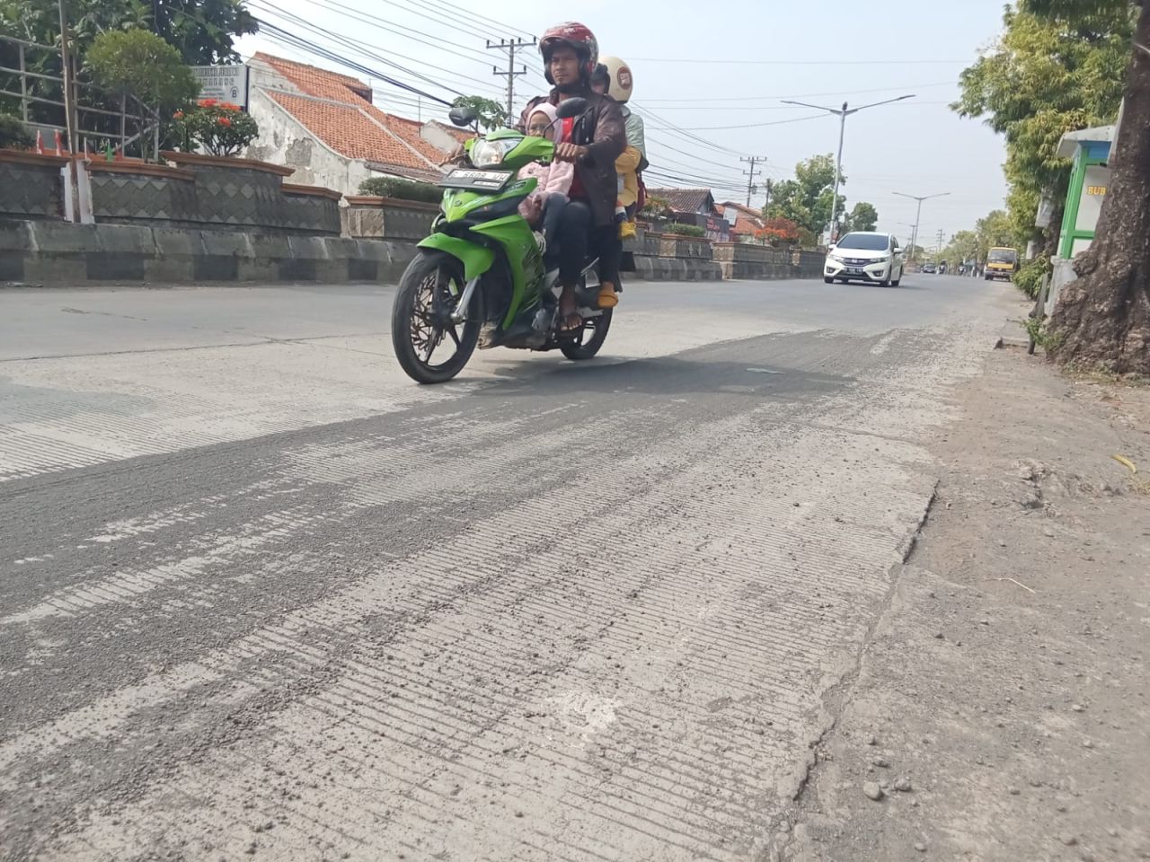 Sat Set Dishub Pemalang Bersihkan Tumpahan Pasir di Jalan Raya