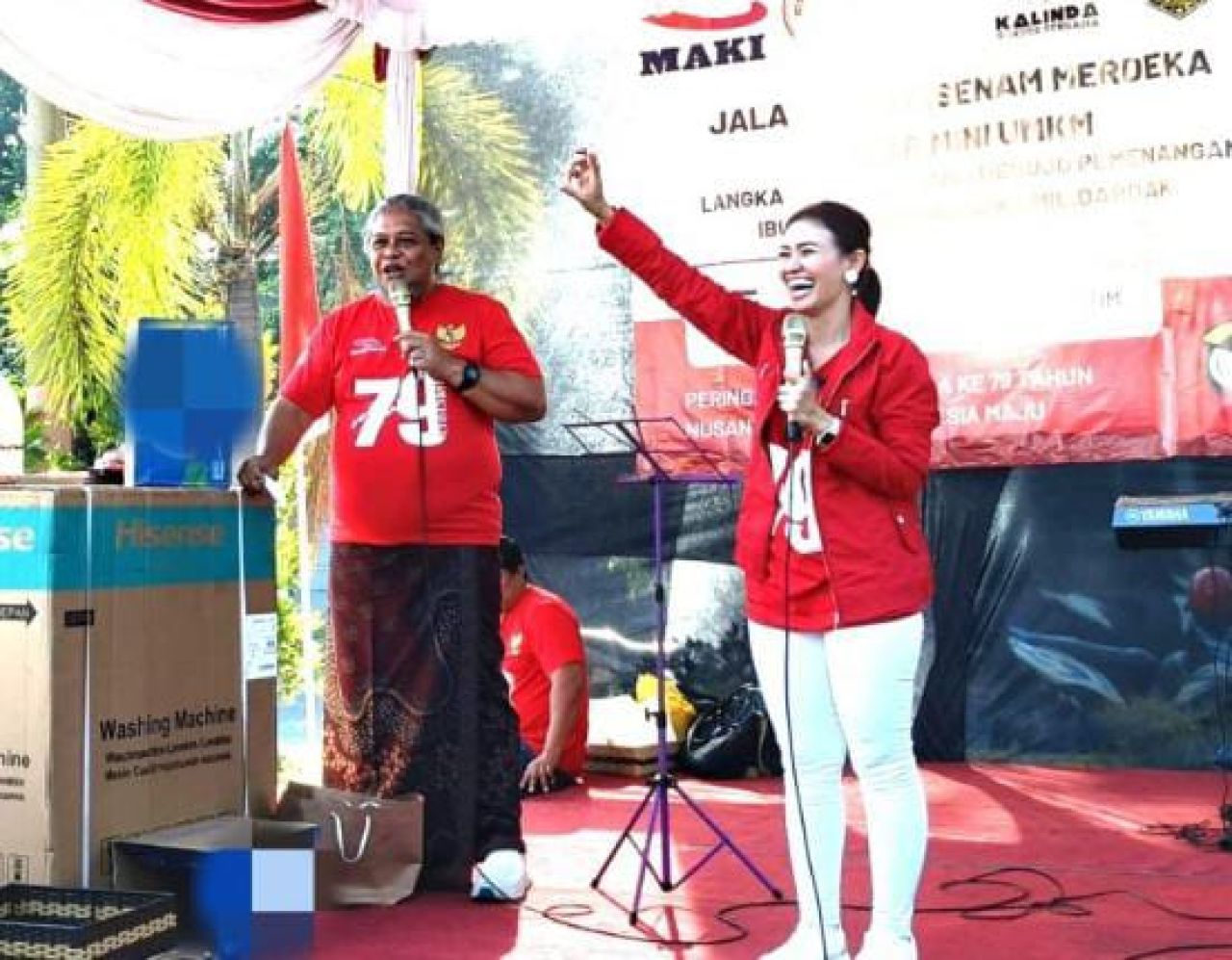 Heru (kanan) disela-sela jalan sehat