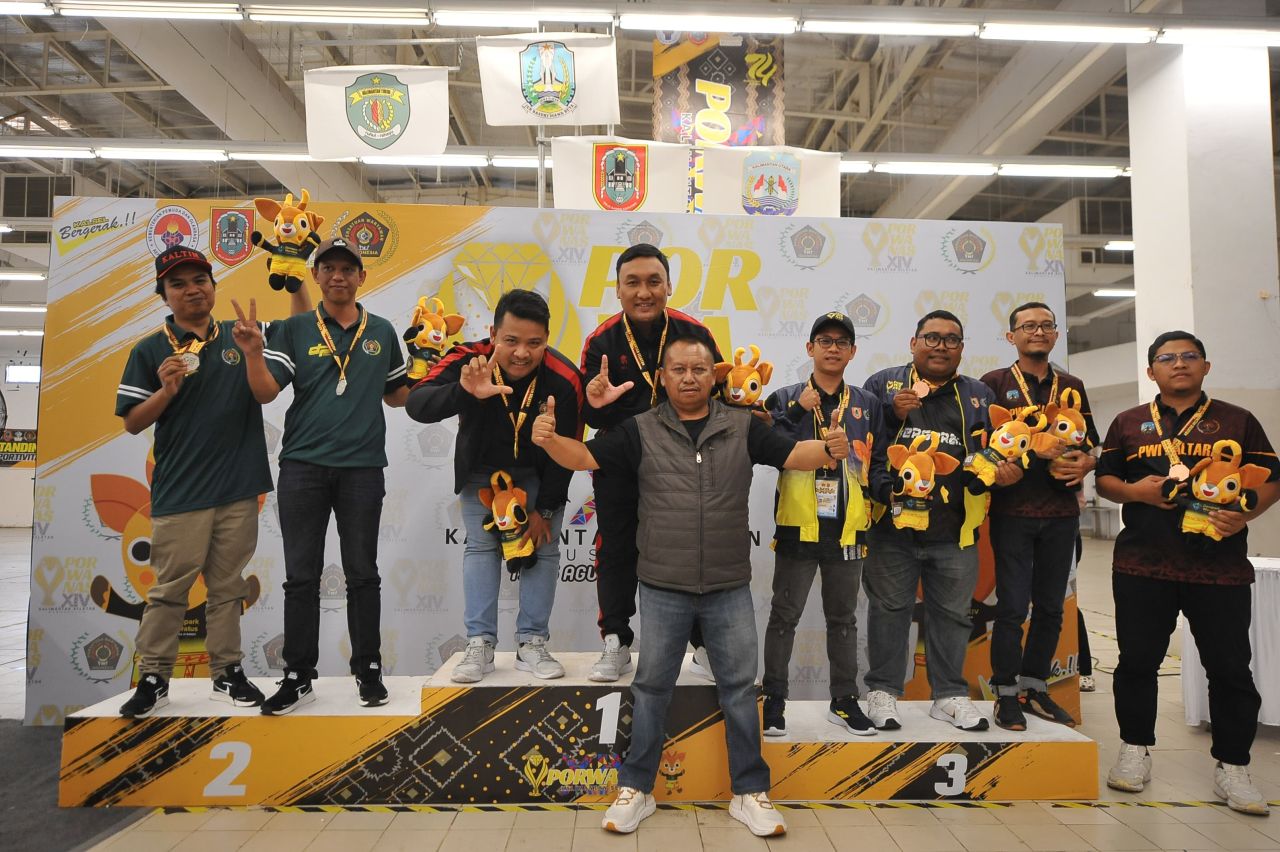 Tim e-Sport Jatim bersama ketua PWI Jatim