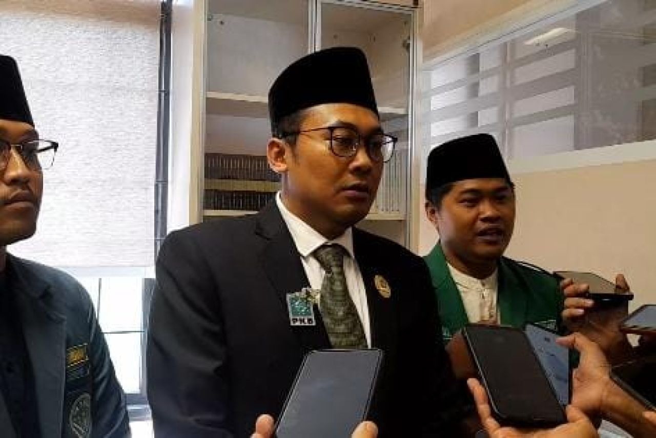 Mohammad Faridz Afif (tengah)