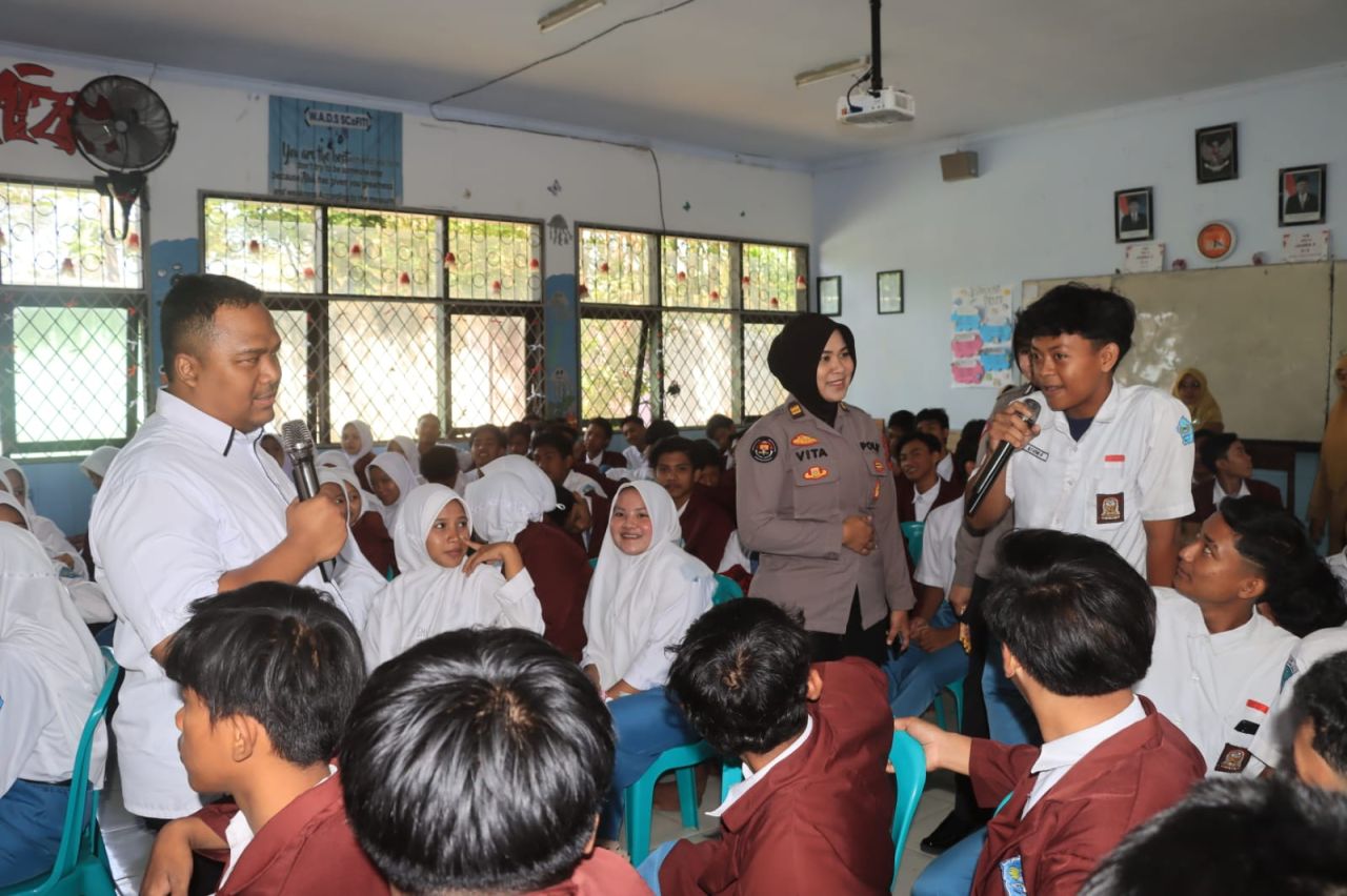 Polwan edukasi pelajar