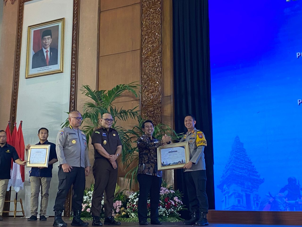 Polres Bojonegoro saat menerima penghargaan