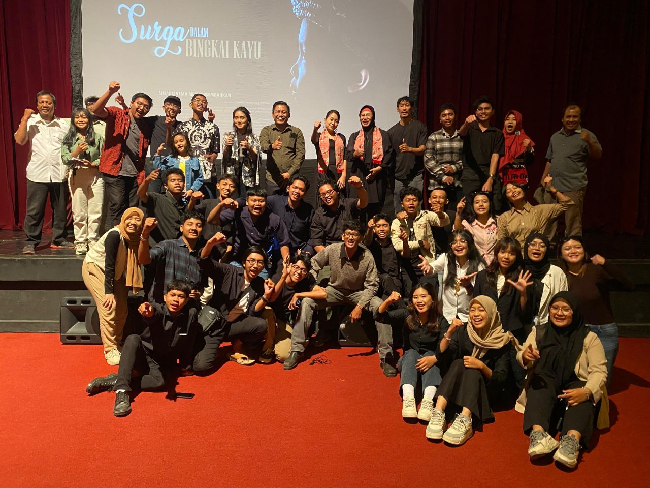 Kru Sinausinema usai pemutaran film SDBK di Cak Durasim