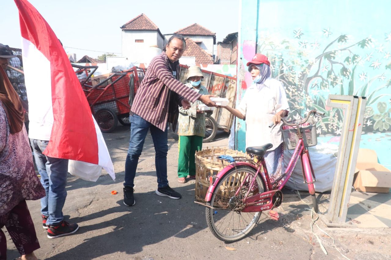 Ketua AWS saat memberikan nasi kotak kepada warga