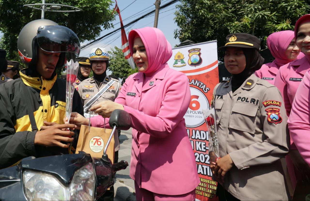 Sapa Warga di Hari Jadi ke -76, Polwan Berbagi Helm dan Bunga