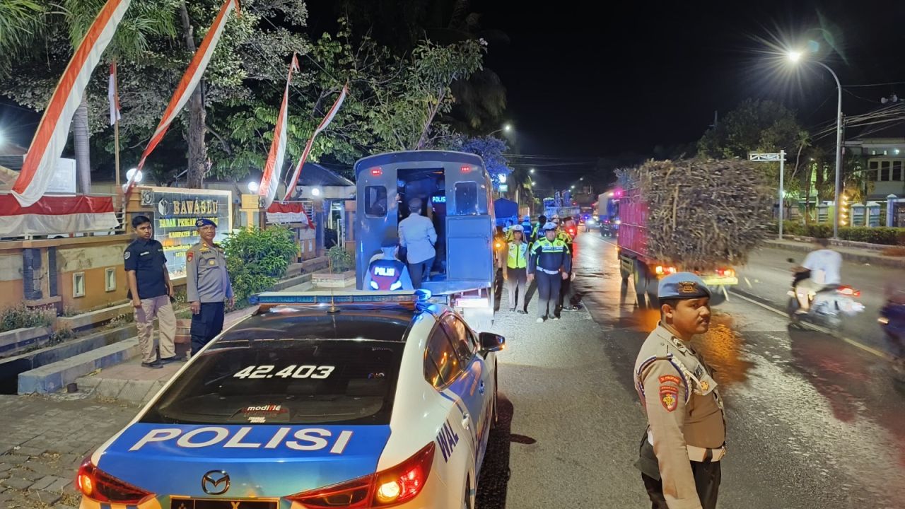 Patroli Polres Situbondo di kawasan kantor KPU