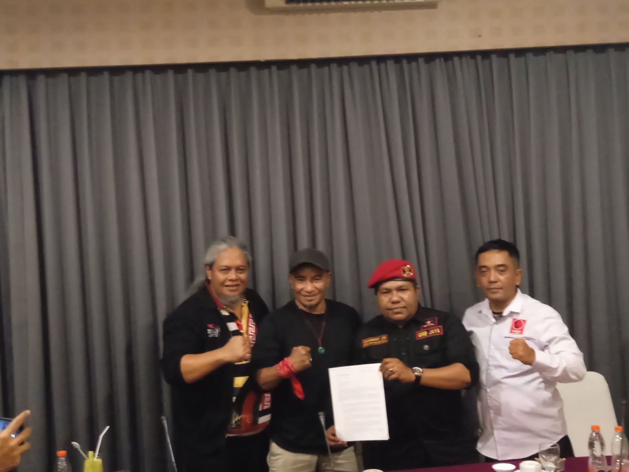 MAKI Jatim saat menunjukkan surat terbuka