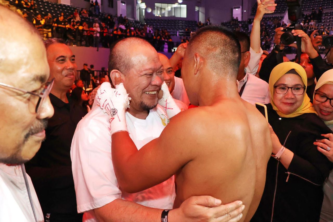 LaNyalla Mattalitti memberikan selamat kepada Daud Jordan